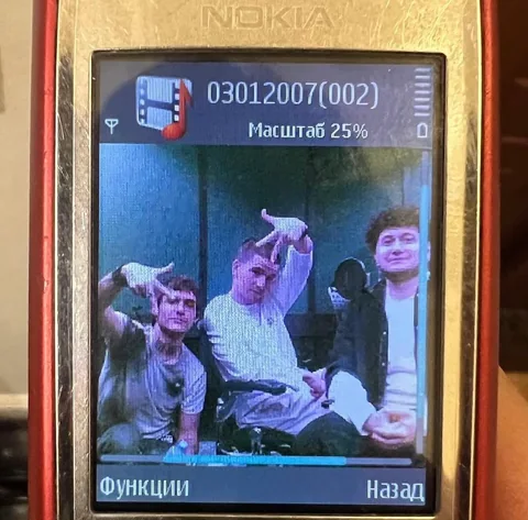 Студийный снимок на экране камеры